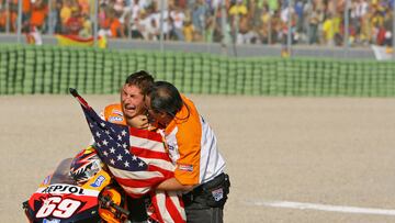 2006. Cuando el llanto es alegr¨ªa. Un espont¨¢neo se abraza en la cita valenciana a Nicky Hayden, que se acaba de proclamar Campe¨®n del Mundo de MotoGP. Foto: REPSOL