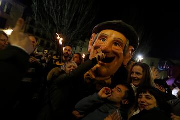 Procesión y entierro de Genarín, a 7 de abril de 2023, en León, Castilla y León (España). El Entierro de Genarín es una procesión profana que se celebra cada Semana Santa entre la noche del Jueves y el Viernes Santo y rememora, ‘en tono socarrón’, la vida y el fallecimiento de Genaro Blanco Blanco, hombre común cuya vida se convirtió en leyenda, a la vez que se constituye como una auténtica parodia de las escenas más piadosas de la Última Cena y de la Pasión de Cristo.