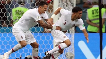 Pepe y José Fonte, durante el partido entre Portugal y Uruguay en el Mundial de Rusia.