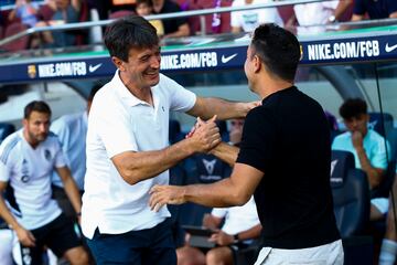 Saludo de los entrenadores, Pacheta y Xavi.