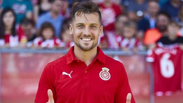 Álex Granell, capitán del Girona, posa para AS en el estadio de Montilivi.