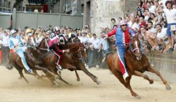 En Siena, desde mediados del siglo XVII, se celebra esta carrera de caballos a pelo con la intención de ganar el Palio, una bandera de seda que representa la Virgen con el Niño.