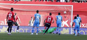 Muriqi pone el esférico en la escuadra derecha donde no pudo llegar Oblak a pesar de adivinar el lugar del lanzamiento del penalti.