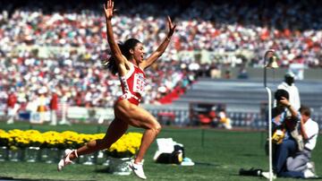 De las mejores atletas de la historia en pruebas de velocidad. Consiguió cuatro medallas olímpicas durante en Seúl 88. Logró el oro en 100 metros, 200 metros, en esta prueba con récord mundial vigente hasta la actualidad, y en relevos 4x100, además de la plata en 4x400. Su imagen de inmediato se volvió de las más reconocidas en el mundo del deporte.  Un año después de sus logros decidió retirarse de las pistas a los 29 años. Lamentablemente, en 1998, a los 38 años, murió a consecuencia de una apoplejía cerebral.