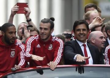 Ashley Williams, Gareth Bale y Chris Coleman.