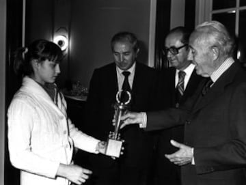 Nadia Comaneci recibió el III Trofeo AS de oro Extraordinario 1977 de manos del director del Diario As, Luis G. de Linares. Premio que también recibieron el astronauta Frank Bormann y el futbolista Pelé.