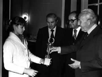 Nadia Comaneci recibió el III Trofeo AS de oro Extraordinario 1977 de manos del director del Diario As, Luis G. de Linares. Premio que también recibieron el astronauta Frank Bormann y el futbolista Pelé.