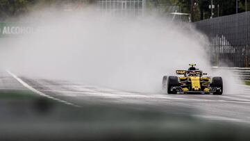 CARLOS SAINZ EN MONZA BAJO LA LLUVIA.