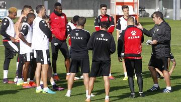 Jos&eacute; Ram&oacute;n Sandoval da &oacute;rdenes a sus jugadores durante el entrenamiento del Rayo Vallecano de este viernes.