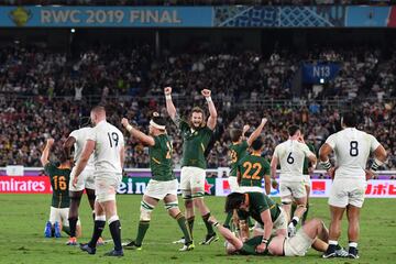 La selección sudafricana vuelve a reinar. Tres títulos en tres finales ya para los Springboks. Empatan con Nueva Zelanda como la selección que más veces ha reinado en el Mundial tras vencer en la final a la selección inglesa 12-32. 