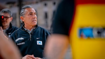 Sergio Scariolo, seleccionador nacional, habla con sus jugadores durante un entrenamiento en Guadalajara.