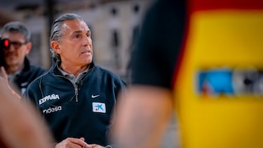 Sergio Scariolo, seleccionador nacional, habla con sus jugadores durante un entrenamiento en Guadalajara.