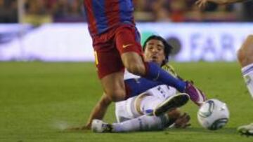 <b>LUCHADO. </b>Adriano se rompió durante la prórroga de Mestalla.