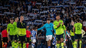 SAN SEBASTIAN, SPAIN - NOVEMBER 03: Casemiro, Scott McTominay and Christian Eriksen of Manchester United applaudsfans after the UEFA Europa League group E match between Real Sociedad and Manchester United at Reale Arena on November 03, 2022 in San Sebastian, Spain. (Photo by Ash Donelon/Manchester United via Getty Images)