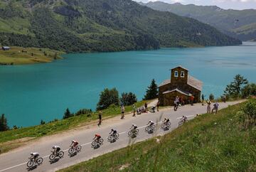 Los ciclistas han pasado por el precioso 'Lac de Roselend' durante esta etapa 17. 