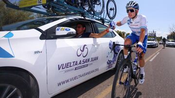 Remco Evenepoel coge un bid&oacute;n durante la disputa de la Vuelta a San Juan.