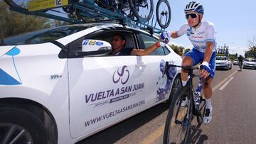 Remco Evenepoel coge un bid&oacute;n durante la disputa de la Vuelta a San Juan.