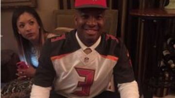 Jameis Winston con una camiseta y una gorra de los Tampa Bay Buccaneers.