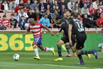 El centrocampista argelino del Granada Yacine Brahimi avanza con el balón ante varios jugadores del Levante.