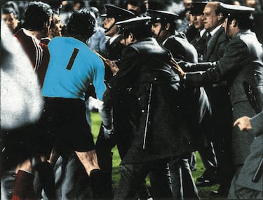 El hincha golpeó primero a Gerd Müller y después agredió de un puñetazo al árbitro Linemayer.