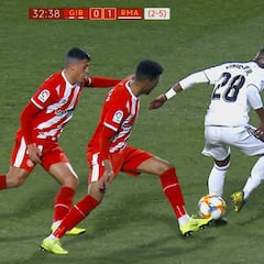 Vinicius y su recurso genial: regate de espaldas ante dos rivales