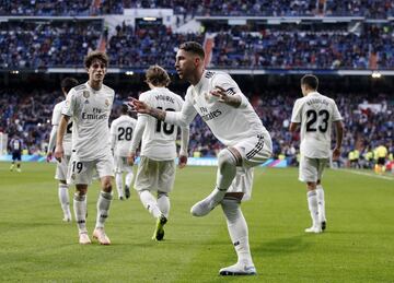 El jugador del Real Madrid Sergio Ramos celebra el 2-0 haciendo una posición de yoga. 