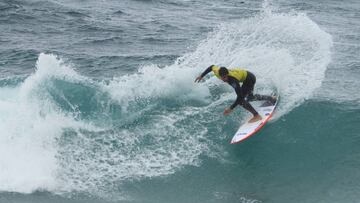 Surfista con licra amarilla surfeando una ola en la primera parada de la SuperLiga Siroko 2019 de surf en Sopelana (Vizcaya).