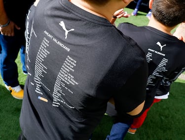 Camiseta donde se puede leer todos los pueblos afectados por la DANA.