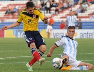 Rafael Santos Borré (izquierda)  pierda una clara oportunidad de gol por el cierre del argentino Emanuel Mammana.