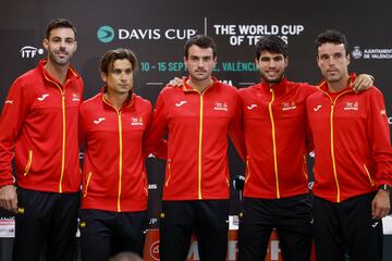 De izquierda a derecha, Marcel Granollers, David Ferrer, Pedro Martínez, Carlos Alcaraz y Roberto Bautista.