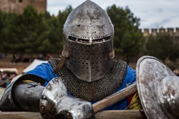 El primer requisito para practicarlo es disponer de una armadura, un casco y un arma que deben tener un origen histórico demostrable, en un periodo y región. 