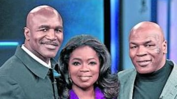 <b>MOMENTO HISTÓRICO. </b>De izquierda a derecha, Evander Holyfield, Oprah Winfrey y Mike Tyson.