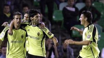 <b>GOL Y VICTORIA. </b>Gabi es abrazado por Lafita y Edmilson y a su encuentro acude Pintér. El tanto, de penalti, le dio a los zaragocistas su primer triunfo del año.