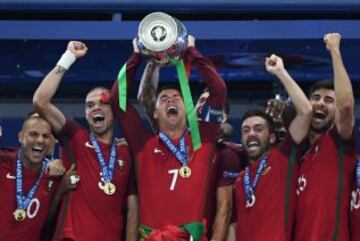 Cristiano Ronaldo levanta como capitán la primera Eurocopa de Portugal. 