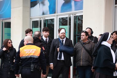 Entrada de familiares de las victimas y ciudadanos al interior del Palacio de Deportes Carolina Marín, donde ha transcurrido la misa funeral en memoria de las 45 personas fallecidas en el accidente ferroviario de Adamuz.
