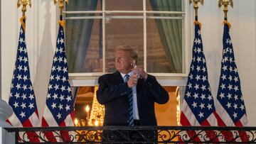 October 5, 2020 - Washington, DC, United States: President Donald J. Trump salutes from the Truman Balcony at the White House following several days at Walter Reed National Military Medical Center for treatment for COVID19. (Ken Cedeno / Polaris)
Credit: Ken Cedeno / Pool via CNP | usage worldwide *** Local Caption *** .