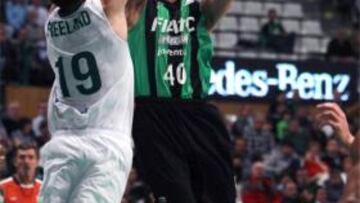 El alero argentino del Fiatc Joventut, Fede Van Lacke intenta superar la defensa del pívot británico de Unicaja, Joel Freeland durante el partido correspondiente a la jornada número 31 de la Liga ACB que se disputa en el Olímpico de Badalona.