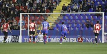 Penalti que lanza fuera San José.