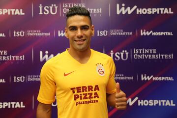 El colombiano llegó el domingo a Estambul y fue recibido por más de 20 mil hinchas en el aeropuerto. El 'Tigre' firmó este lunes su contrato por los próximos tres años con el club y ya luce la camiseta de su nuevo equipo.