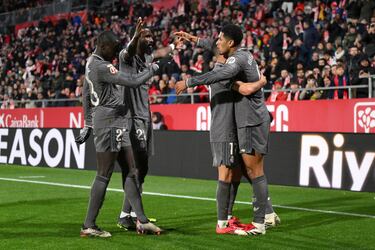 0-1. El centrocampista inglés celebra el primer gol con sus compañeros de equipo.