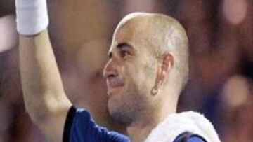 <B>EN FORMA.</B> Agassi continúa exhibiendo un gran tenis. Ya está en octavos de Montreal.