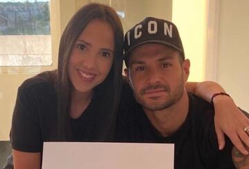 El futbolista canario lleva toda una vida compartiendo momentos con el amor de su vida: Leticia Rodr¨ªguez. Ambos son padres de mellizos y llevan inmortalizada su relaci¨®n en sus respectivas pieles.