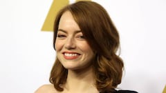 Emma Stone posa a su llegada para el almuerzo de nominados a los 89 Premios &Oacute;scar 2017