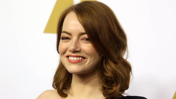 Emma Stone posa a su llegada para el almuerzo de nominados a los 89 Premios &Oacute;scar 2017