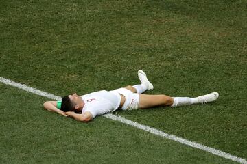 Lewandowski se echa al suelo tras del partido.