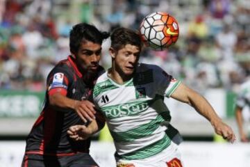 Futbol, Temuco v Copiapo.
Campeonato Loto 2015 - 2016 primera B.
El jugador de Temuco, Cris Robert Martinez derecha disputa el balon con Marco Hidalgo de Copiapo durante el partido de primera B en el estadio Bicentenario GermÂ·n Becker.
Temuco, Chile.
16/04/2016
Ramon Monroy/Photosport*******

Football, Temuco v Copiapo.
Loto Championship 2015 - 2016 first B.
Temuco's player Cris Robert Martinez, left  battles for the ball against Marco Hidalgol of Copiapo during the Copa Loto Championship first B football match at  Bicentenario GermÂ·n Becker stadium in Temuco, Chile.
16/04/2016
Ramon Monroy/Photosport