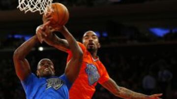 Ibaka y J.R. Smith luchan por un rebote.