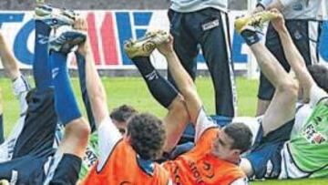 <b>CON UN PUNTA. </b>Miguel Ángel Lotina insiste en defender su sistema de juego.