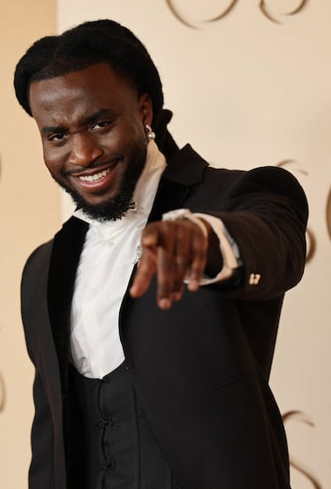 Shaboozey posa en la alfombra roja del Dolby Theatre.