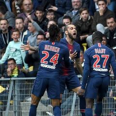 Dos bomberos que ayudaron a extinguir el fuego en Notre-Dame realizarán el saque de honor